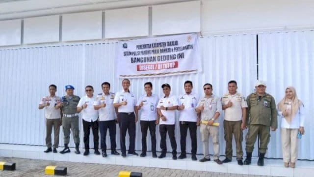 Pemkab Takalar Segel Dua Toko Retail Modern