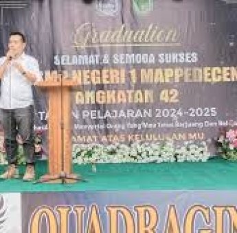 Wakil Ketua DPRD Lutra Karemuddin Berikan Motivasi pada Acara Penamatan UPT SMPN I Mappedeceng