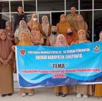 Gelar Aksi Damai, Puluhan Tenaga Honorer Datangi DPRD Jeneponto