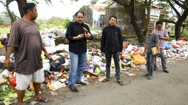 Anggota DPRD Sulsel, Mahmud, saat mengecek salah satu ruas jalan tercemar sampah.