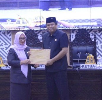 Wabup Lutim Puspawati Serahkan Ranperda APBD 2024 dan Rancangan Perubahan KUA PPAS 2025 di Rapat Paripurna DPRD