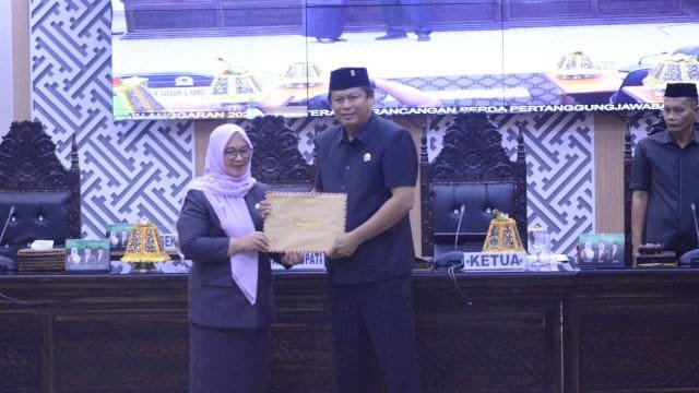 Wabup Lutim Puspawati Serahkan Ranperda APBD 2024 dan Rancangan Perubahan KUA PPAS 2025 di Rapat Paripurna DPRD