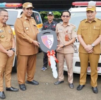 Tingkatkan Pelayanan Kesehatan ke Masyarakat, Bupati Maros Chaidir Syam Bagikan 11 Ambulans