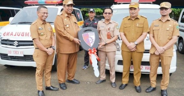 Tingkatkan Pelayanan Kesehatan ke Masyarakat, Bupati Maros Chaidir Syam Bagikan 11 Ambulans