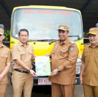 Bupati Chaidir Syam Serahkan 1 Unit Dump Truck ke DLH Maros, Sasar Sampah di Moncongloe