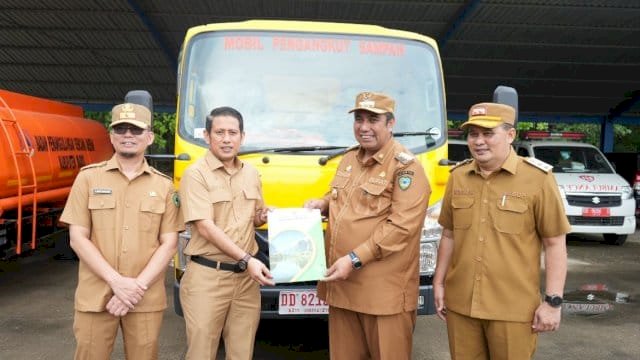 Bupati Chaidir Syam Serahkan 1 Unit Dump Truck ke DLH Maros, Sasar Sampah di Moncongloe