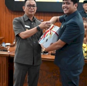 Bupati Soppeng Suwardi Serahkan Ranperda Pertanggungjawaban APBD 2024 ke DPRD