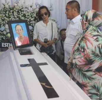 Bupati Lutim Ibas Melayat ke Rumah Duka Oma Esther Temban, Sampaikan Belasungkawa Mendalam
