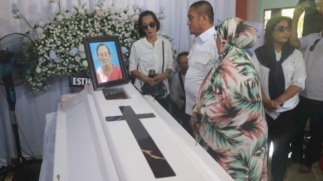 Bupati Lutim Ibas Melayat ke Rumah Duka Oma Esther Temban, Sampaikan Belasungkawa Mendalam