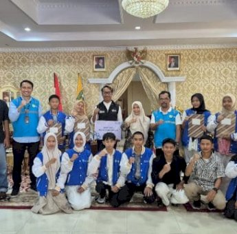 Bupati Sinjai Ratnawati Arief Serahkan Bantuan Pendidikan dari YBM PLN