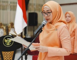 Kukuhkan DWP Kabupaten, Melani Simon Dorong Sinergi Pemerintah Tangani Anak Stunting