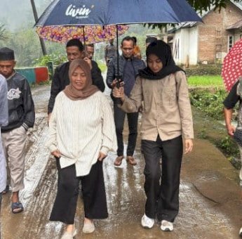 Bupati Sinjai Tinjau Langsung Korban Longsor: Pastikan Bantuan-Penanganan Cepat
