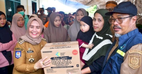 Bupati Ratnawati Tinjau Baksos dan Serahkan Bantuan untuk Warga Terdampak Banjir di Sinjai Timur