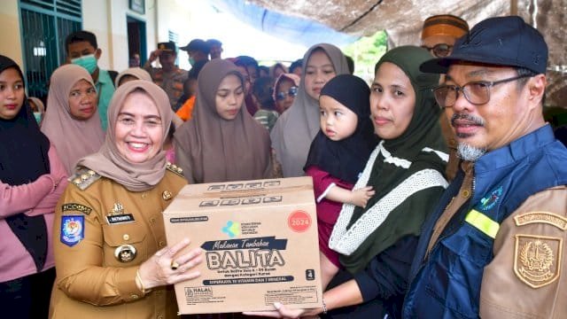 Bupati Ratnawati Tinjau Baksos dan Serahkan Bantuan untuk Warga Terdampak Banjir di Sinjai Timur&lrm;