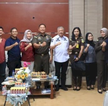 Sinergi Kajari dan Bupati Pinrang Sukseskan Adhyaksa Trail in Beach Run 2025