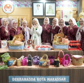 Booth Makassar Paling Ramai, Pengunjung Antusias Saksikan Demo Kerajinan Live