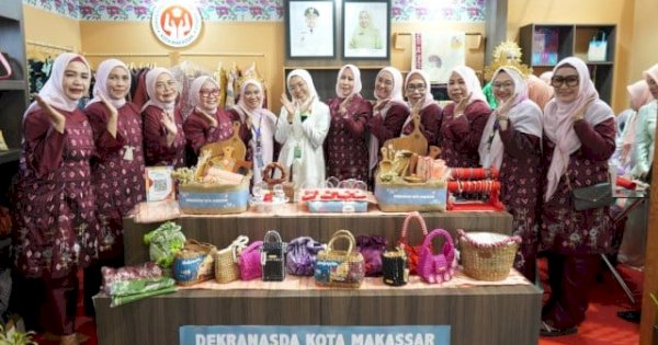 Booth Makassar Paling Ramai, Pengunjung Antusias Saksikan Demo Kerajinan Live