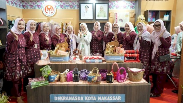 Booth Makassar Paling Ramai, Pengunjung Antusias Saksikan Demo Kerajinan Live