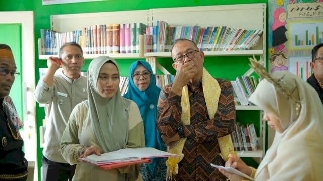 Kadispusip bersama Tim Juri Lomba Kunjungi Perpustakaan Macakka Tellulimpoe