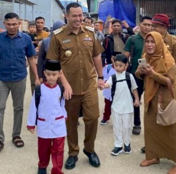 Hari Pertama Sekolah, Bupati Pangkep Yusran Lalogau Turut Mengantar Anak