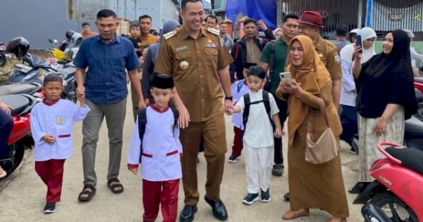 Hari Pertama Sekolah, Bupati Pangkep Yusran Lalogau Turut Mengantar Anak
