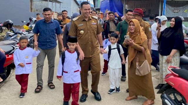 Hari Pertama Sekolah, Bupati Pangkep Yusran Lalogau Turut Mengantar Anak