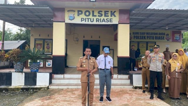 Hari Pertama Sekolah, Bupati Sidrap Turun Langsung Temui Siswa di Pitu Riase