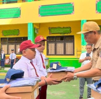 Pemkab Soppeng Bagikan 5.043 Paket Seragam Gratis Kepada Pelajar SD-SMP