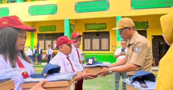 Pemkab Soppeng Bagikan 5.043 Paket Seragam Gratis Kepada Pelajar SD-SMP
