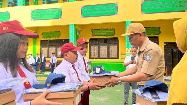 Pemkab Soppeng Bagikan 5.043 Paket Seragam Gratis Kepada Pelajar SD-SMP