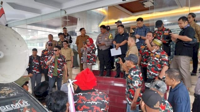 LMP Geruduk DPRD Makassar, Protes Sistem SPMB 2025