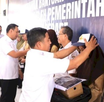 Wujudkan Janji Politiknya Soal Pemerataan Akses Pendidikan, Wali Kota Tasming Hamid Serahkan Ribuan Seragam Sekolah Gratis