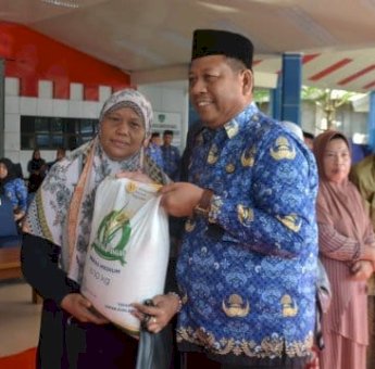 21.458 Keluarga di Maros Terima Bantuan Beras 20 Kg