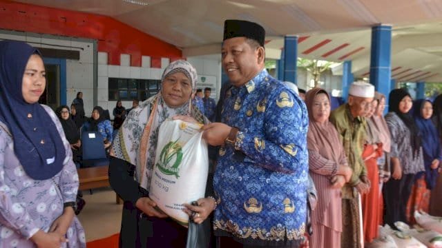 21.458 Keluarga di Maros Terima Bantuan Beras 20 Kg