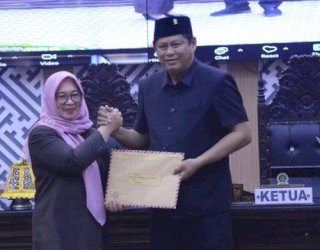 Wabup Lutim Puspawati Sampaikan Jawaban Atas Pemandangan Fraksi Ranperda APBD 2024