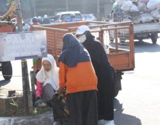 Bersama Pengurus TP PKK, Melinda Aksa Bersihkan Sampah di Kawasan Pantai Losari