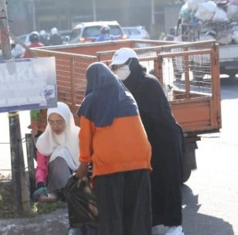Bersama Pengurus TP PKK, Melinda Aksa Bersihkan Sampah di Kawasan Pantai Losari