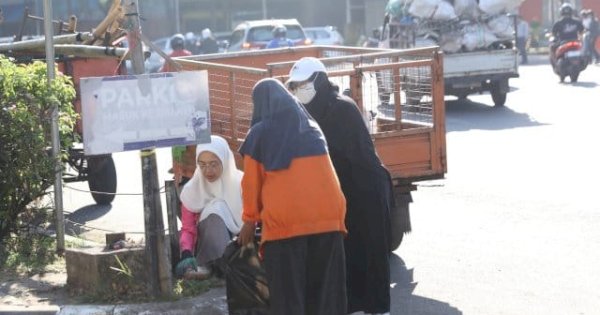 Bersama Pengurus TP PKK, Melinda Aksa Bersihkan Sampah di Kawasan Pantai Losari