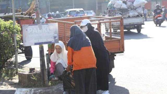 Bersama Pengurus TP PKK, Melinda Aksa Bersihkan Sampah di Kawasan Pantai Losari