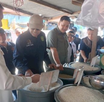 Tanggapi Keluhan Warga soal Harga Beras yang Melonjak, Komisi C DPRD Palopo Sidak Pasar