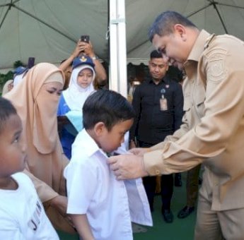 Munafri-Aliyah Tuntaskan Janji Pendidikan, Seragam Gratis Resmi Disalurkan