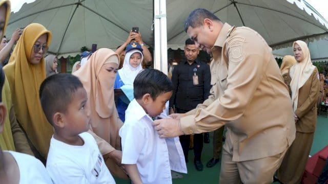Munafri-Aliyah Tuntaskan Janji Pendidikan, Seragam Gratis Resmi Disalurkan