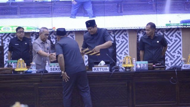 Sekda Lutim Hadiri Paripurna Pendapat Akhir Fraksi Terhadap Ranperda APBD 2024