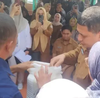 Pemkot Makassar Salurkan Bansos Beras