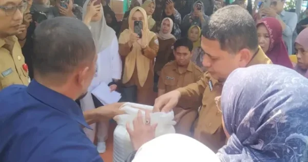 Pemkot Makassar Salurkan Bansos Beras