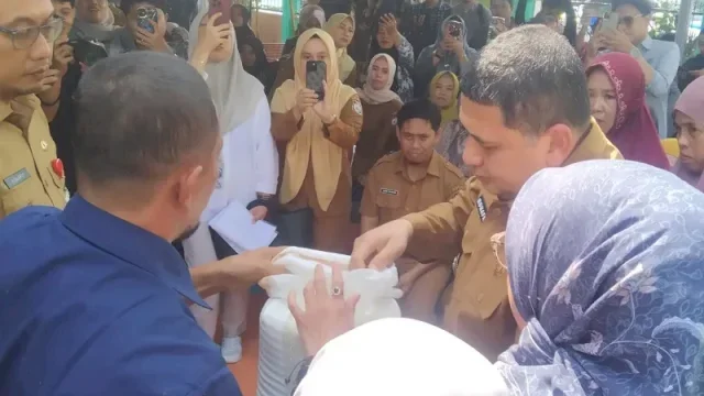 Pemkot Makassar Salurkan Bansos Beras