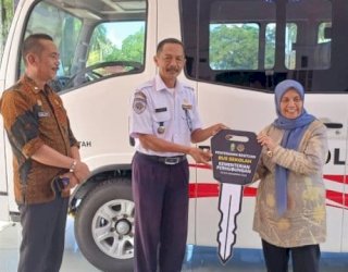 Bupati Sinjai Serahkan Bantuan Bus Sekolah, Dukung Optimalisasi Transportasi Pelajar