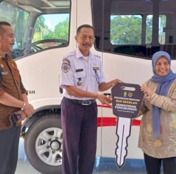 Bupati Sinjai Serahkan Bantuan Bus Sekolah, Dukung Optimalisasi Transportasi Pelajar