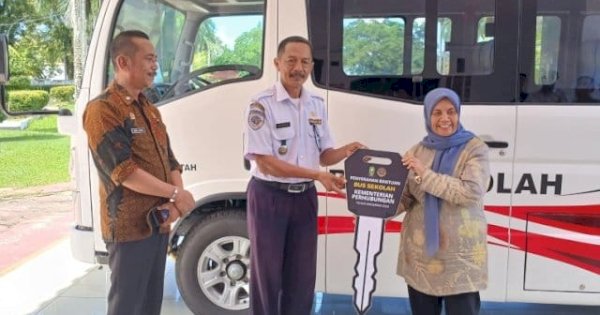 Bupati Sinjai Serahkan Bantuan Bus Sekolah, Dukung Optimalisasi Transportasi Pelajar