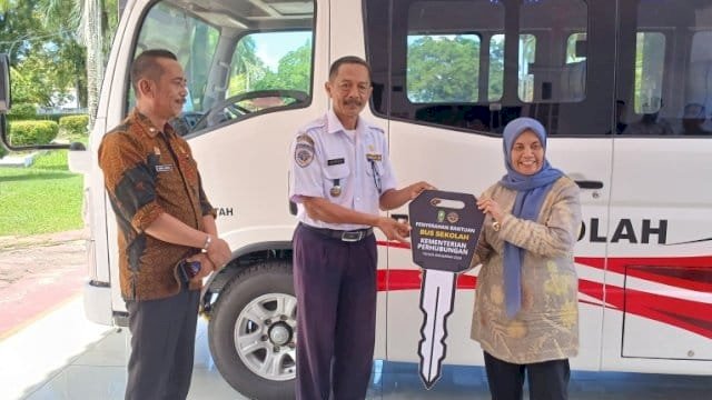 Bupati Sinjai Serahkan Bantuan Bus Sekolah, Dukung Optimalisasi Transportasi Pelajar